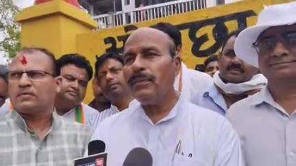 निवाड़ी: ओरछा में मीडिया से बात करते हुए केंद्रीय मंत्री ने कहा, रेलवे स्टेशन पर और ट्रेनों की सुविधा बढ़ेगी