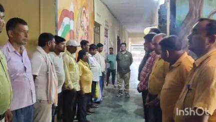 उधवा: प्रखंड कार्यालय में कार्यरत चालक के निधन पर प्रखंड कर्मियों ने रखा दो मिनट का मौन