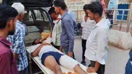निवाड़ी: निवाड़ी हाइवे पर कार व बाइक के बीच हुई टक्कर, पति-पत्नी हुए घायल