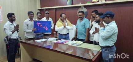 କୋଟପାଡ: କୁନ୍ଦ୍ରା ଗୋଷ୍ଠୀ ଉନ୍ନୟନ ଅଧିକାରୀଙ୍କ କାର୍ଯ୍ୟାଳୟ ଠାରେ ସାମ୍ବାଦିକଙ୍କ ପକ୍ଷରୁ ବିଡିଓଙ୍କୁ ବିଦାୟକାଳୀନ ସମ୍ବର୍ଦ୍ଧନା ପ୍ରଦାନ