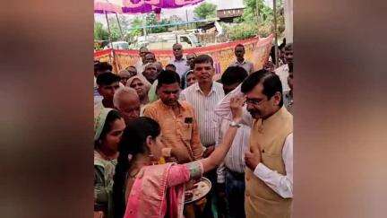 ગોધરા: રાજ્યસભાના સાંસદ ડો. જશવંતસિંહ પરમાર કડાદરા ગામના નિવૃત શિક્ષકના 100 વર્ષ પૂર્ણ થતા ઉજવણી કાર્યકમમાં પહોંચ્યા હતા