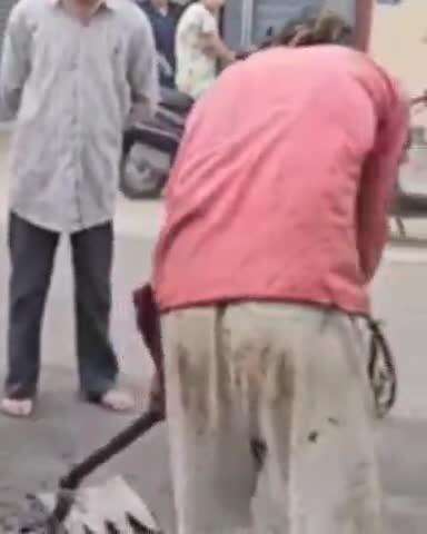 जगाधरी: हनुमान गेट के पास बन रही सड़क के निर्माण कार्य में घटिया सामग्री के उपयोग का लोगों ने लगाया आरोप #jansamasya