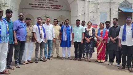 ವಿಜಯಪುರ: ನಗರದ ರೈಲ್ವೆ ನಿಲ್ದಾಣಕ್ಕೆ ಅಂಬೇಡ್ಕರ್ ಹೆಸರಿಡಿ, ಜಿಲ್ಲಾಧಿಕಾರಿ ಮೂಲಕ ಕೇಂದ್ರ ಸರ್ಕಾರಕ್ಕೆ ದಲಿತ ಪರ ಸಂಘಟನೆಗಳ ಮನವಿ