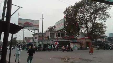 बलियापुर: बलियापुर में सड़क किनारे अतिक्रमण कर होर्डिंग लगाने वालों को जारी किया गया नोटिस