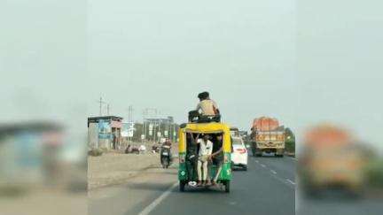 જામનગર શહેર: શહેરની ભાગોળે હાઈવે પર રિક્ષામાં જોખમી સવારી જોવા મળી, વિડીયો વાયરલ