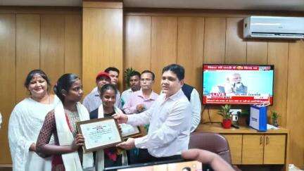 हज़ारीबाग: बिरहोर समुदाय की दो बालिकाओं को मैट्रिक की परीक्षा प्रथम श्रेणी से पास करने पर डीसी ने कार्यालय कक्ष में किया सम्मानित