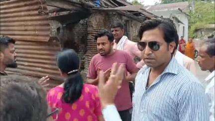 खंडवा नगर: खड़कपुरा में पुराने व जर्जर मकान को गिराने पहुंची नगर निगम की टीम, लोगों से हुई बहस के बाद वापस लौटी
