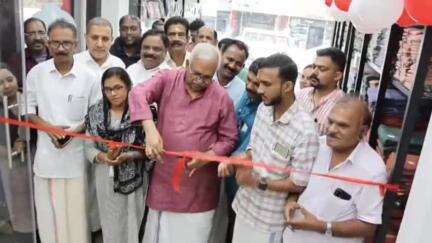 മാനന്തവാടി: എരുമത്തെരുവിൽ ഖാദി ഗ്രാമസൗഭാഗ്യ ഷോറൂമിന്റെ ഉദ്ഘാടനം ഖാദി ബോർഡ് വൈസ് ചെയർമാൻ പി. ജയരാജൻ നിർവഹിച്ചു