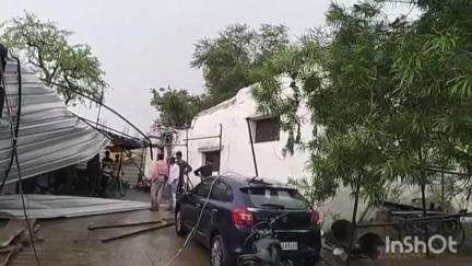 रायसेन: जिला मुख्यालय में तेज़ आंधी-तूफान के साथ हुई बारिश, कई जगहों पर गिरे पेड़ व विद्युत पोल