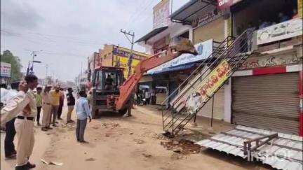 తాండూరు: పట్టణంలోని రోడ్డుపై ఉన్న అక్రమ నిర్మాణాల తొలగింపునకు చర్యలు చేపట్టిన అధికారులు