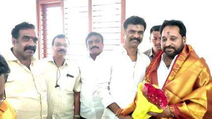 పలమనేరు: ప్రమాణ స్వీకారానికి విచ్చేయాలని ఎమ్మెల్యే అమర్నాథ్‌ రెడ్డిని కలిసి విన్నవించిన డీసీసీబీ ఛైర్మన్ రాజశేఖర్ రెడ్డి