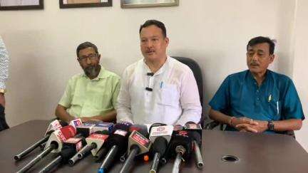 শিৱসাগৰ: অসম প্ৰদেশ কংগ্ৰেছৰ সভাপতি হিচাপে গৌৰৱ গগৈক নিযুক্তিৰ পাছত আদৰণি জনাই শিৱসাগৰত জিলা কংগ্ৰেছৰ সংবাদমেল