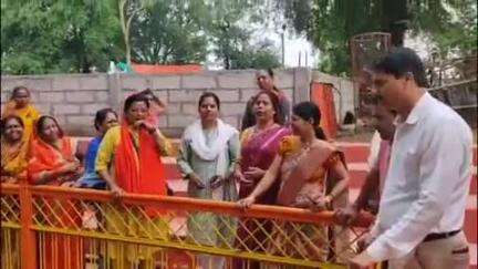 छिंदवाड़ा नगर: अहिल्याबाई होलकर की 300वीं जयंती पर छिंदवाड़ा के पातालेश्वर शिव मंदिर में स्थानीय लोगों ने चलाया सफाई अभियान