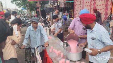 विदिशा नगर: विवेकानंद चौराहे पर सिख समुदाय के पांचवें गुरु अर्जन देव जी के शहीदी दिवस पर ठंडे शरबत का किया गया वितरण