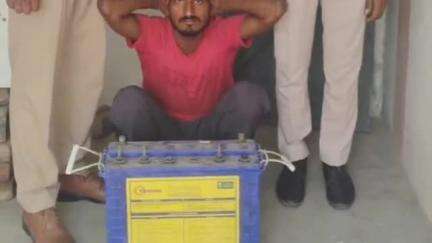 सिरसा: भंगू आंगनबाड़ी केंद्र से बैटरी चोरी करने की गुत्थी सुलझी, पुलिस ने चोरीशुदा बैटरी के साथ एक व्यक्ति को पकड़ा