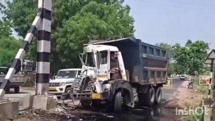 કાંકરેજ: ઉંબરી રેલવે નાળા નજીક  ડમ્પર ડિવાઇડર ઉપર ચડી જતા અકસ્માત સર્જાયો