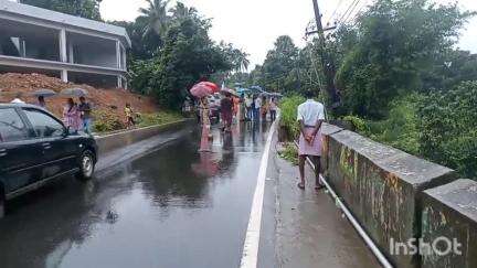 പട്ടാമ്പി: കനത്ത മഴയിൽ കൊപ്പത്ത് 12 അടിയോളം റോഡ് സൈഡ് ഇടിഞ്ഞു, മുഹമ്മദ് മുഹ്സിൻ എം.എൽ.എ സ്ഥലം സന്ദർശിച്ചു