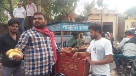 राजाखेड़ा: राजाखेड़ा में कांग्रेस पदाधिकारियों ने विधायक रोहित बोहरा का जन्मदिन मनाया, मरीजों को बांटे फल