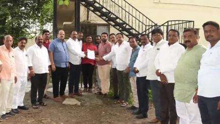 नगर: कल्याण रोडवरील नवीन पुलाचे काम बंद, राष्ट्रीय महामार्गाचे उपा अभियंता अजित गायके यांना दिले निवेदन