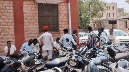 पाली: मंडिया रोड पर सड़क हादसे में युवक की मौत, डॉक्टर पर लापरवाही का आरोप, पोस्टमार्टम के बाद शव परिजनों को सौंपा गया