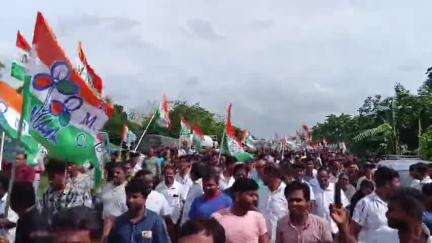 কালীগঞ্জ: কালীগঞ্জ বিধানসভা উপ নির্বাচনে তৃণমূল কংগ্রেস প্রার্থীর মনোনয়ন জমা ঘিরে জনসমুদ্র‎⁨