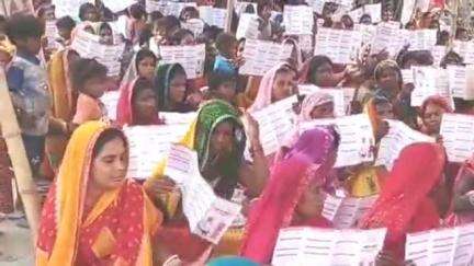 डंडारी: बांक पंचायत के दुर्गा स्थान के पास जीविका कर्मियों द्वारा महिला संवाद कार्यक्रम आयोजित
