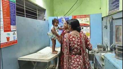 মন্তেশ্বর: গরম ভাতের হাঁড়ির উপর বসে পড়ে দেড় বছরের বাচ্চা, পুড়ে গেল বাচ্চার পাছা