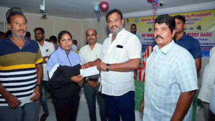 వేసవి క్రీడా శిక్షణ కార్యక్రమంలో పాల్గొన్న వ్యాయామ ఉపాధ్యాయులకు చెక్కులు, మెమెంటో అందజేసిన క్రీడా శాఖ మంత్రి రాంప్రసాద్