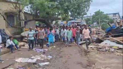 কাটোয়া ১: কাটোয়ায় রেলের উচ্ছেদে দিশেহারা শতাধিক ব্যবসায়ী, কাটোয়ার মালগুদাম এখন ধ্বংসস্তুপ, রেলমন্ত্রীকে চিঠি দেব বললেন MLA