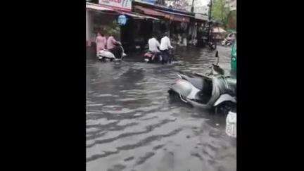 नागपूर शहर: नागपुरात जोरदार पावसाची हजेरी, कांजी हाऊस चौकात पहिल्याच पावसात साचले पाणी, मनपाच्या विकास कामाची पोलखोल