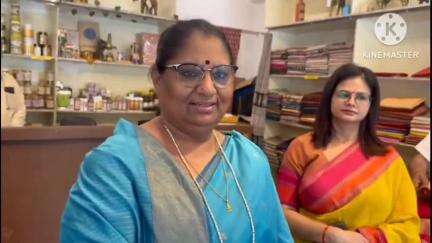 नीमच नगर: नीमच: जिला प्रभारी मंत्री निर्मला भूरिया ने देवी अहिल्या बाई होलकर जयंती पर खरीदी सिंदूरी महेश्वरी साड़ी