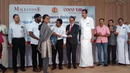 பொள்ளாச்சி: ஜோதி நகர் தனியார் திருமண மண்டபத்தில் மாணவர்களுக்கு கல்வி உதவித்தொகை விஞ்ஞானி மயில்சாமி அண்ணாதுரை வழங்கினார்