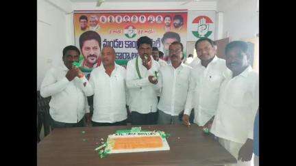 ధర్మారం: కాంగ్రెస్ పార్టీ కార్యాలయంలో ఐటీ శాఖ మంత్రి దుద్దిల్ల శ్రీధర్ బాబు జన్మదిన వేడుకలు