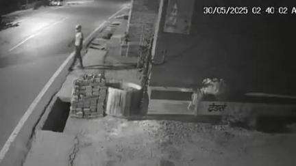 फिरोज़ाबाद: परशुराम कॉलोनी इलाके में नकाबपोश चोर ने घर में घुसकर मोबाइल फोन चोरी किया, घटना का CCTV वीडियो आया सामने