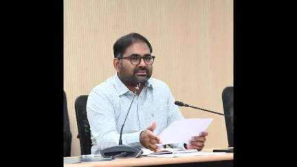 పెద్దపల్లి: పారదర్శకంగా భూ సమస్యలు పరిష్కరించాలని సంబంధిత అధికారులతో సమావేశం నిర్వహించిన జిల్లా కలెక్టర్ కోయ శ్రీ హర్ష