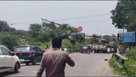 గంగాధర: మండల పరిధిలోని రైల్వే గేట్ ను ఢీకొన్న డీసీఎం వ్యాన్ దెబ్బతిన్న రైల్వే గేట్ ప్రయాణికులకు తీవ్ర అంతరాయం