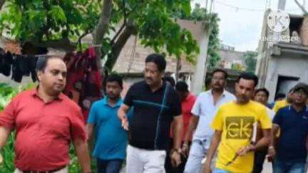 ঠাকুরপুকুর-মহেশতলা: দীর্ঘদিনের বিদ্যুতের সমস্যার সমাধান করার জন্য বিদ্যুৎ দপ্তরের আধিকারিকেরা মহেশতলা পৌরসভা ১৭ নম্বর ওয়ার্ডে পৌঁছায়