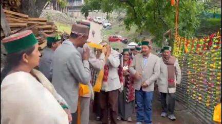 सांगला: सांगला गाँव में आठारों मेले के तीसरे दिन भाजपा नेता सूरत नेगी मुख्यातिथि के रूप में रहे मौजूद, ग्रामीणों ने किया स्वागत