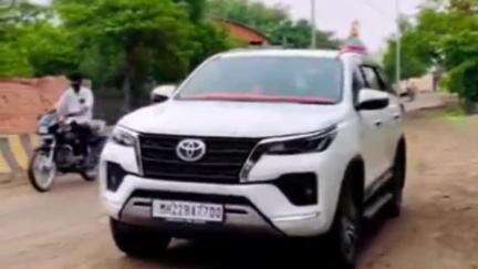 परभणी: टाकळी (कुं) येथे स्मारकाच्या जागेची शिवसेना जिल्हा प्रमुख आनंद भरोसे यांनी केली पाहणी