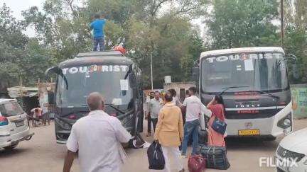 मुरैना नगर: मेला ग्राउंड के सामने से चारों धाम के लिए 21 तीर्थ यात्रियों का जत्था रवाना, फूल मालाओं से दी गई विदाई