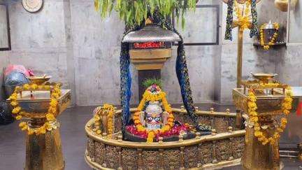 होशंगाबाद नगर: शहर के गोल घाट स्थित श्री काले महादेव मंदिर में उज्जैन महाकाल की तर्ज पर काले महादेव का श्रृंगार