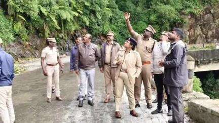 உதகமண்டலம்: தவளை மலை அருகில் மண் சரிவு ஏற்படும் இடத்தினை காவல் கண்காணிப்பாளர் ஆய்வு