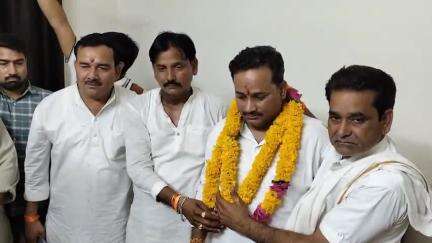 पोरसा: कांग्रेस जिला अध्यक्ष मधुराज सिंह तोमर का रेस्ट हाउस पोरसा पर कांग्रेस कार्यकर्ताओं ने भव्य स्वागत किया