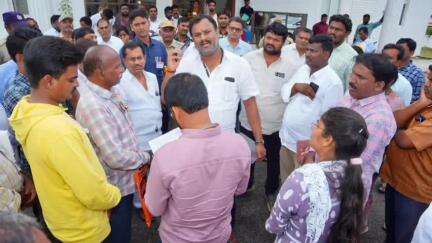 ప్రజా దర్బార్ కు జిల్లా నలుమూలల నుంచి అధిక సంఖ్యలో హాజరైన ప్రజలు