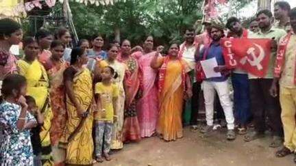 గుంతకల్లు: గుత్తి పట్టణంలోని గాంధీ చౌక్ వద్ద ఘనంగా సీఐటీయూ ఆవిర్భావ దినోత్సవం, జెండా ఆవిష్కరించిన నాయకులు