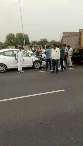 जयपुर दिल्ली नेशनल हाईवे के महारोज मोड पर ट्रक और कार में हुई भिड़ंत, बड़ा हादसा टला