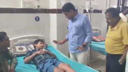 बलौदाबाज़ार: राजस्व मंत्री ने जिला अस्पताल में उपचाररत घायलों का जाना हाल-चाल, बेहतर इलाज हेतु चिकित्सकों को दिए निर्देश
