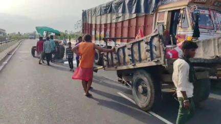 आबू रोड: आबूरोड के NH27 किवरली पर तेज रफ्तार ट्रक ने मजदूरों से भरे ट्रैक्टर को मारी टक्कर, 1 की मौत, 3 गंभीर घायल
