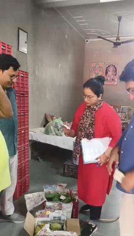 कोटपूतली कस्बे में खाद्य विभाग की टीम ने शुद्ध आहार मिलावट पर वार अभियान के तहत सब्जी मंडी का किया निरीक्षण
