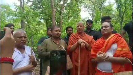 देवघर: स्वामी कैलाशा नंद गिरी महाराज ने सिमुलतला जंगल में बेल पत्र तोड़े, शनिवार को बाबा बैद्यनाथ पर चढ़ाएंगे